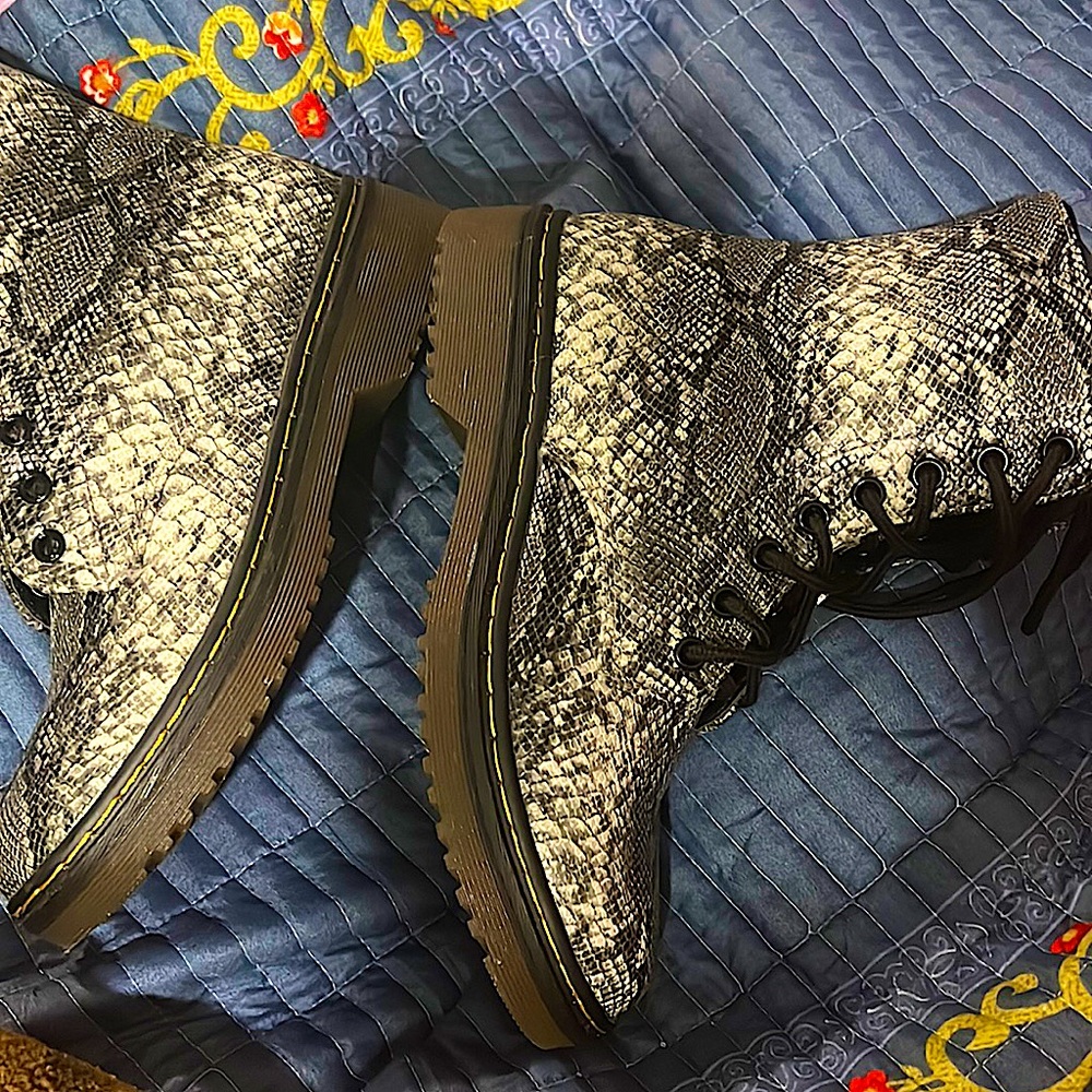 Size 6, snake color, Charles Albert